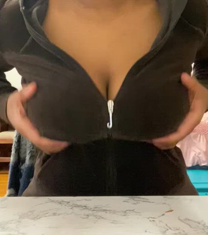 went braless today : video clip