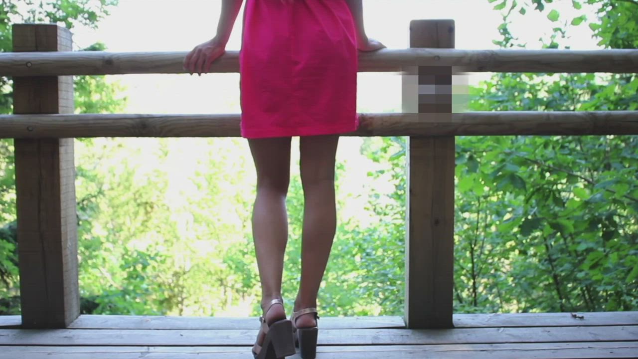 Dress Pulled Up : video clip