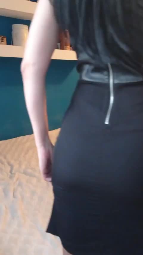 I can't unzip my dress alone...this is how I have to undress : video clip