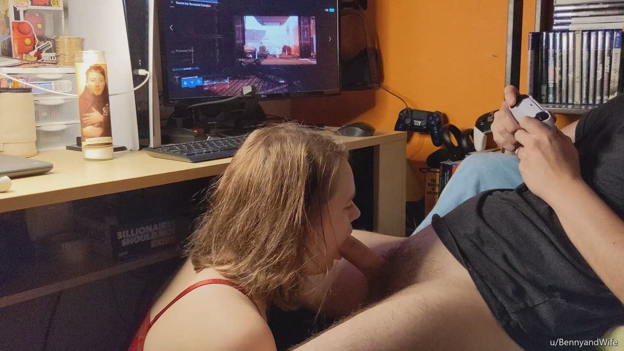 Giving her support while I play videogames 🎮 👅👅👅 : video clip