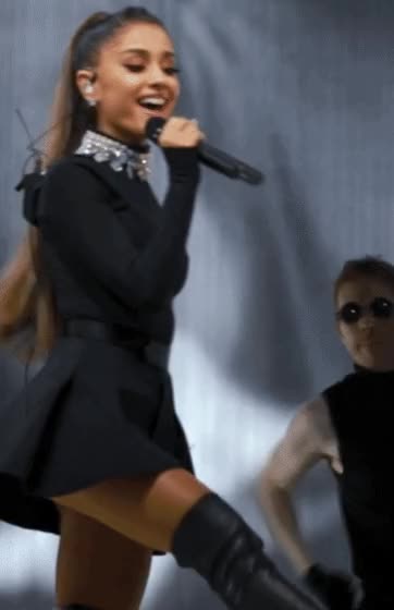 Ariana Grande loves showing off her ass : video clip