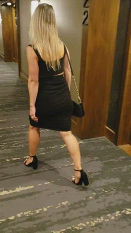 Just taking a casual stroll through the hotel… [F35] : video clip
