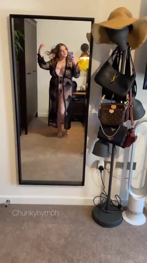 This robe makes me feel sexy af : video clip