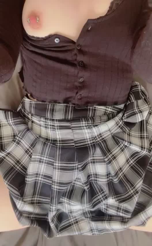 Showing you what's under my skirt (f) : video clip