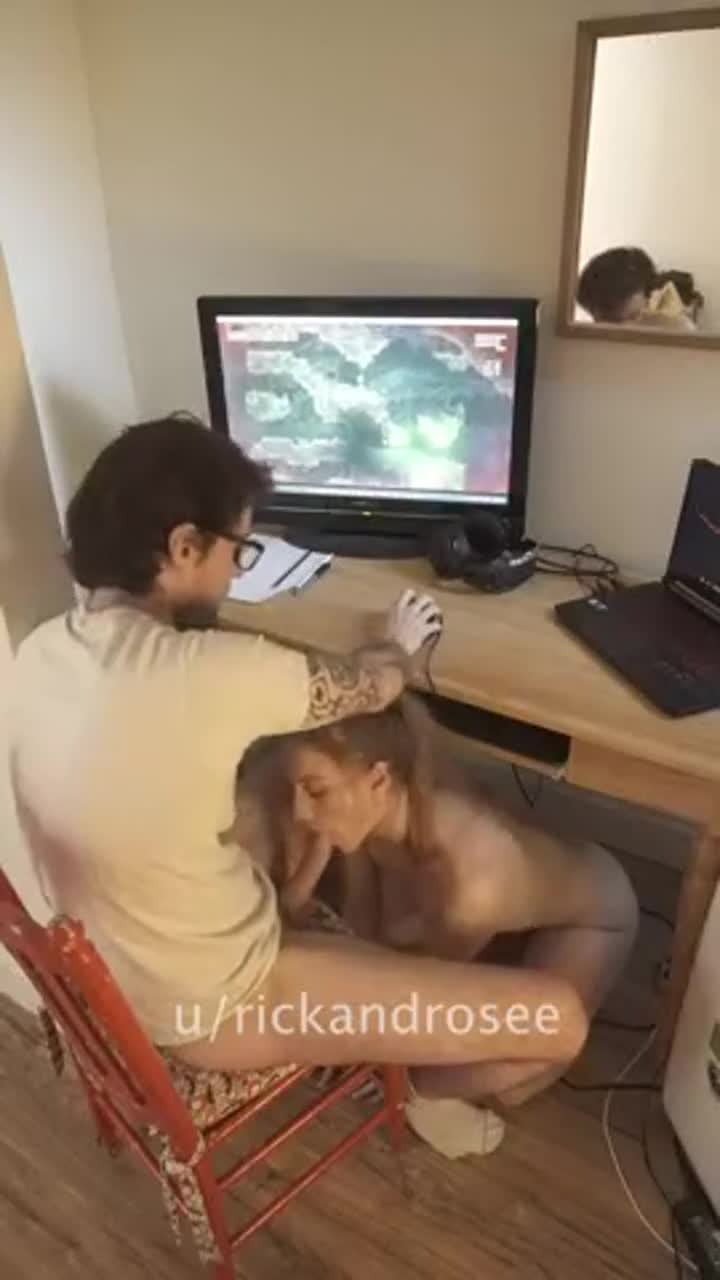 Having fun throating his dick and making it twitch while he's using his pro gamer set-up : video clip