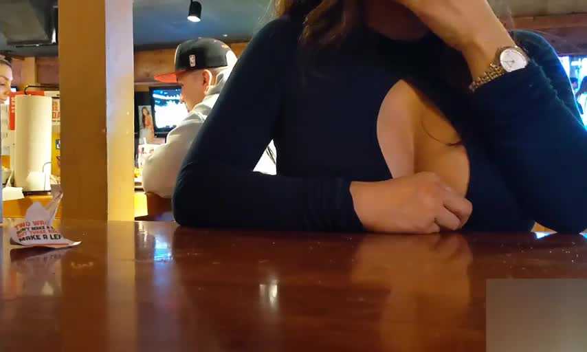 Flashing my hooter at Hooter's : video clip