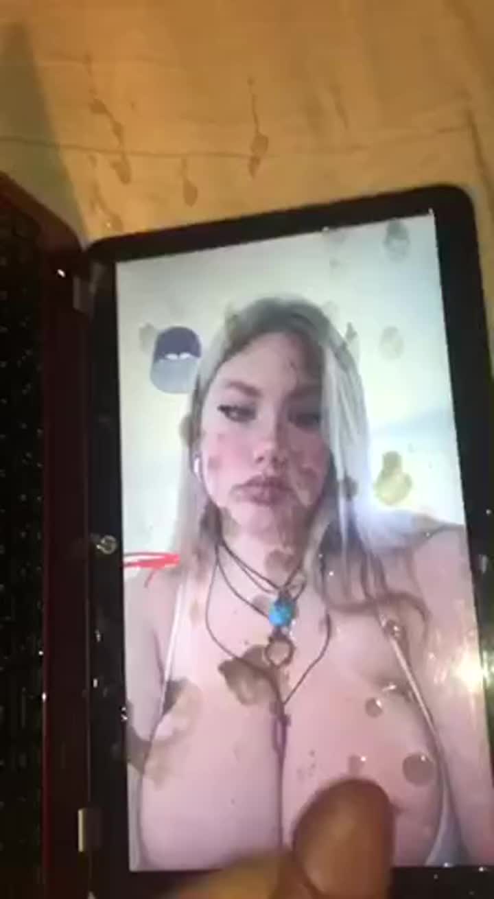 Covering huge tits in cum : video clip