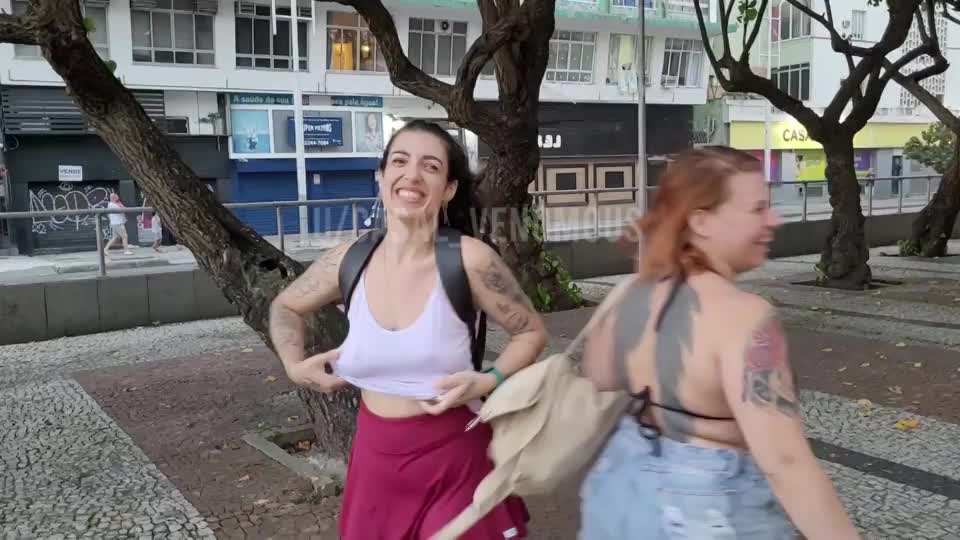 [GIF] Flashing for the hotel employeers : video clip