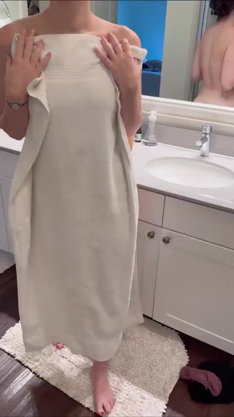 You probably didn’t think an 18 year old could have such a big booty 😊 : video clip