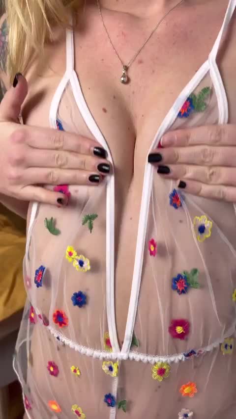 Anybody here that appreciates tiny boobs : video clip