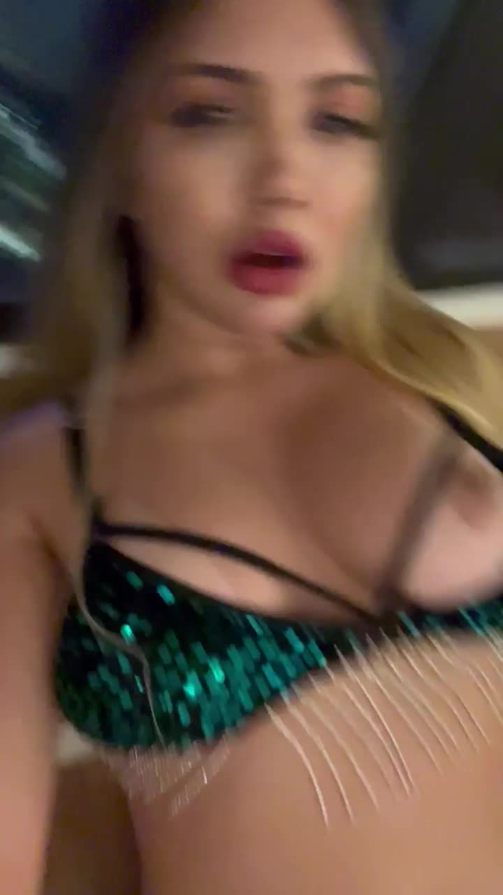 I need your cock to bang me harder : video clip