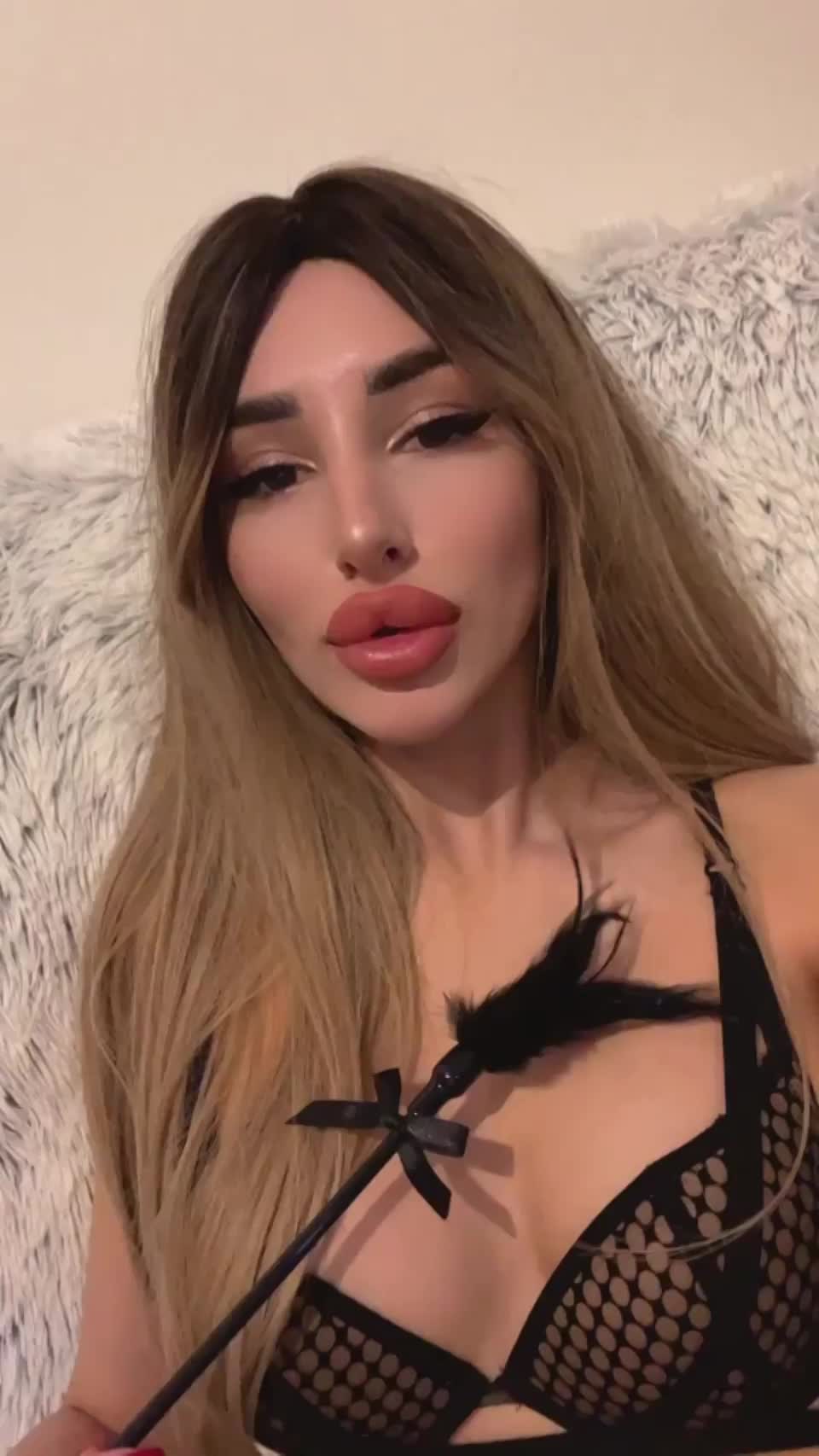 I just love lip surgeries : video clip