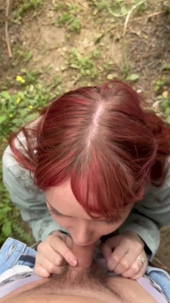 Blowjobs in public are such a rush : video clip