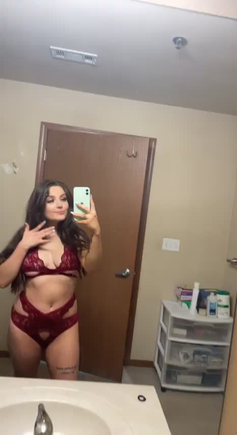 I’m 5’2 and 130 pounds.. What do you think of my body? 🥺🥰 : video clip