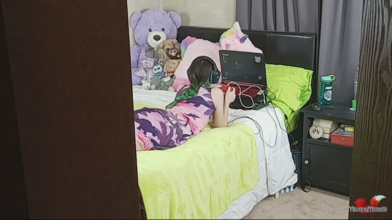 OC: Roommate apparently couldnt resist my cute self while I played Fable! : video clip