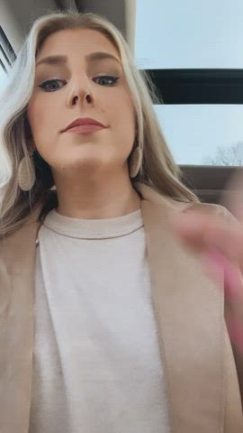 These tits haven’t seen the sun in so long : video clip