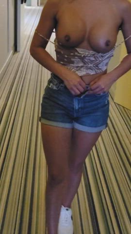Hotel hallway [gif] : video clip