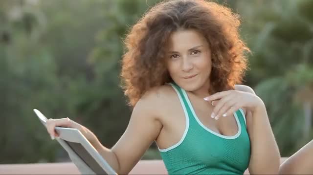 Sexy babe slammed outdoors : video clip