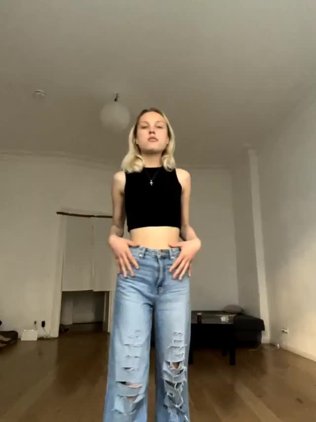 I hide my body from the world but get off on posting my nudes 🙈 : video clip