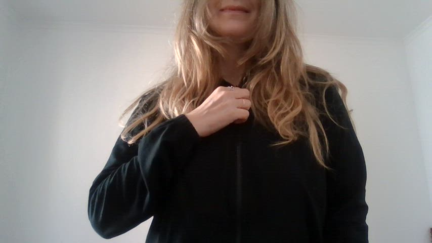 Can I hypnotize you with my titties ? : video clip