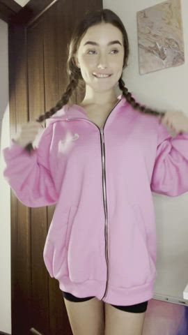 I'm more than happy to show you my bouncy tits : video clip