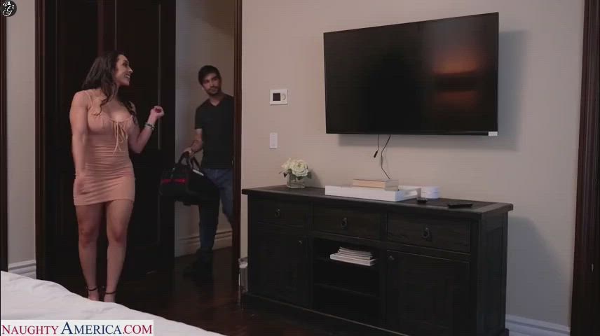 Neighbor Affair - Lilly Hall : video clip