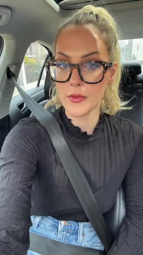 Making friends in traffic 😇[GIF] : video clip