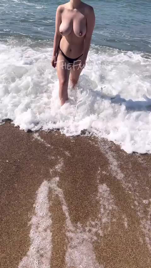 I lost my top in the surf… do you think anyone cared? [GIF] : video clip