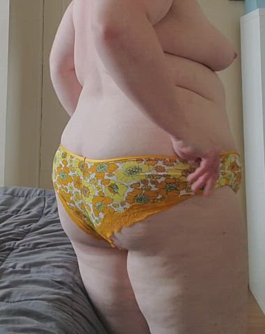 It takes a while getting dressed when you have to keep stopping to admire the booty ☺️ : video clip
