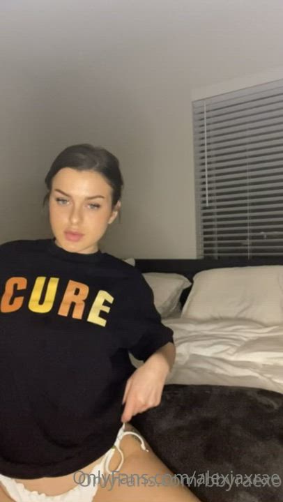 Petite girl shows off her perfect body 🔥 free aIbum belIow : video clip