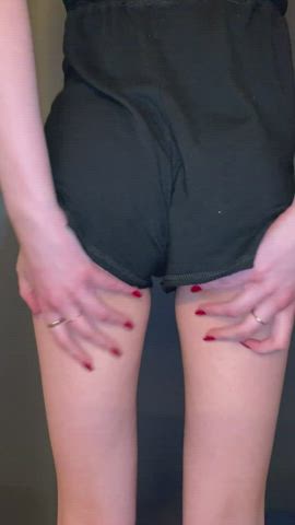 My parents are home…so you‘d have to shut my mouth while you take me : video clip