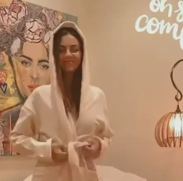 Victoria Justice needs to stop being a tease and pose naked already : video clip