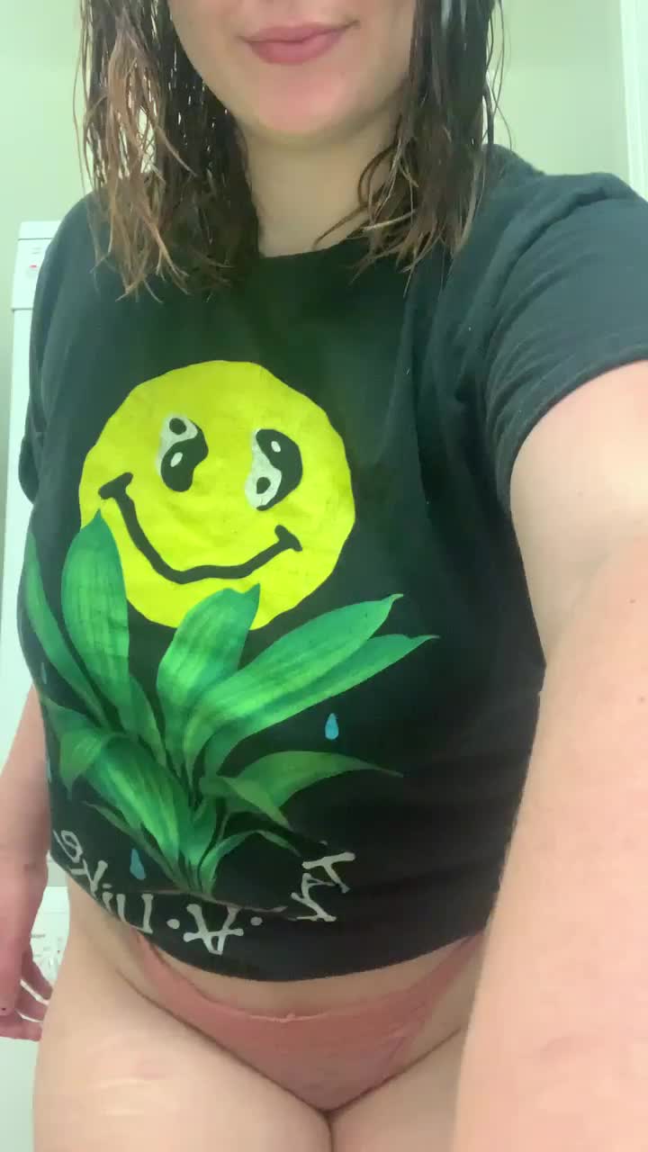 I always feel so sexy in a t-shirt and thong : video clip