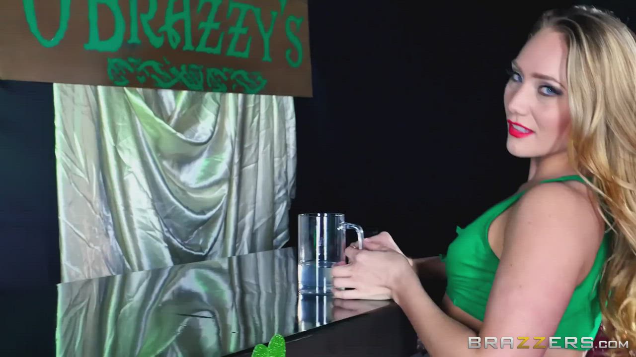 AJ Applegate Oiling up & Jiggling her beautiful booty. : video clip