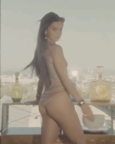 Hailee Steinfeld loves to tease : video clip