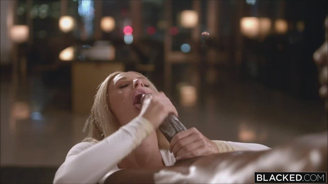 Emma is hypnotized by GIANT cock and makes him cum all over her face : video clip
