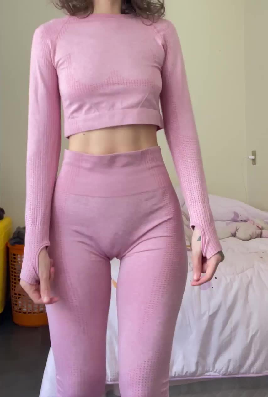 Taking Off Her Gym Attire : video clip