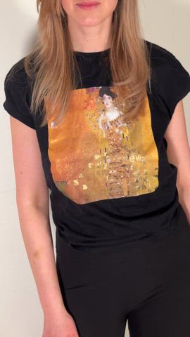 In a world of bare, I choose to dare, rocking my mane without a care : video clip