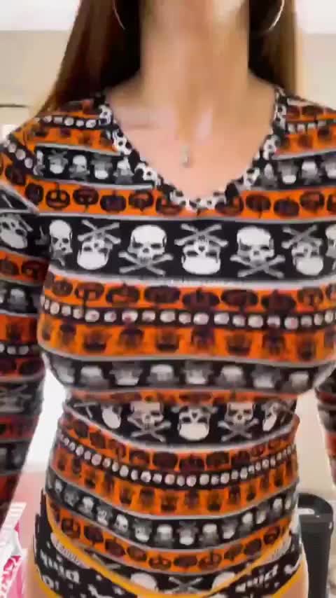 Everyone Loves Big 🎃🎃 : video clip