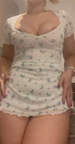 Wearing a short dress with no panties or bra underneath feels so naughty 😏 : video clip
