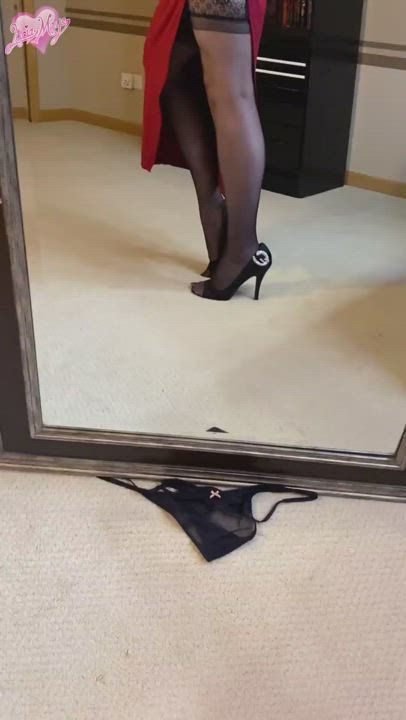 What do you think of my dress, gooner? : video clip