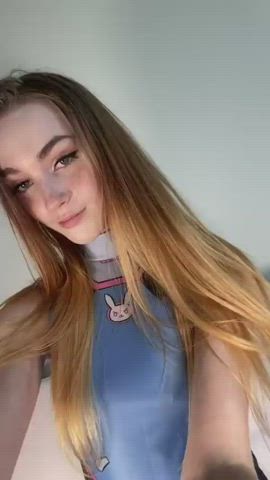 I love the view of this cute blonde spreading her pussy close up from below : video clip