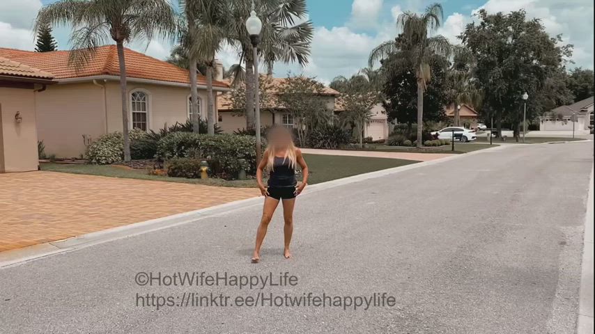 Daring public nude strip : video clip