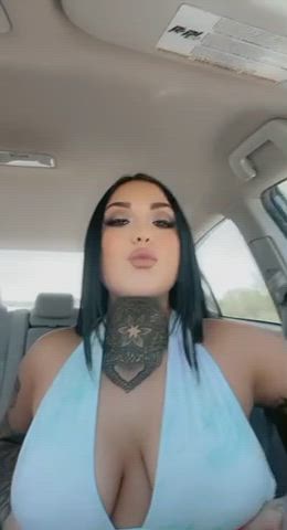 You should be the one making my tits bounce : video clip