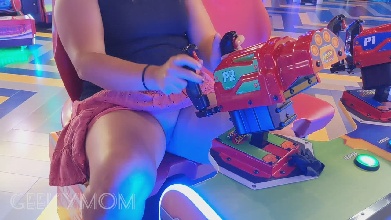 Flashing at the arcade [GIF] : video clip