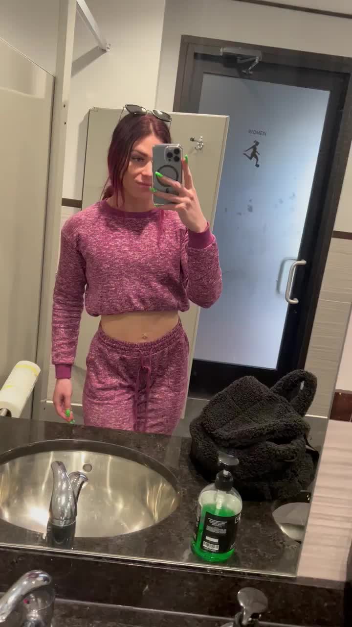 Restaurant bathrooms are a must [GIF] : video clip