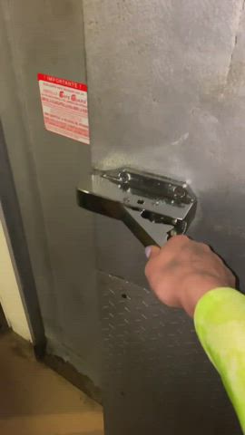 I wanna be fucked and sucked in the walk in freezer at work 🥵🥶 : video clip