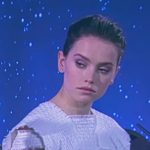 Daisy Ridley Adorable Winking : video clip