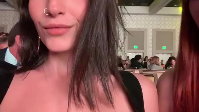 Helping Her Friend : video clip