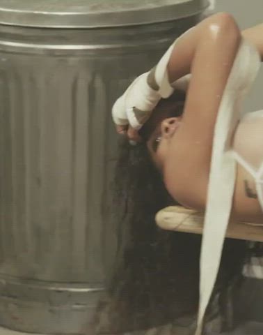 Sweaty Rihanna would be a lot of fun : video clip